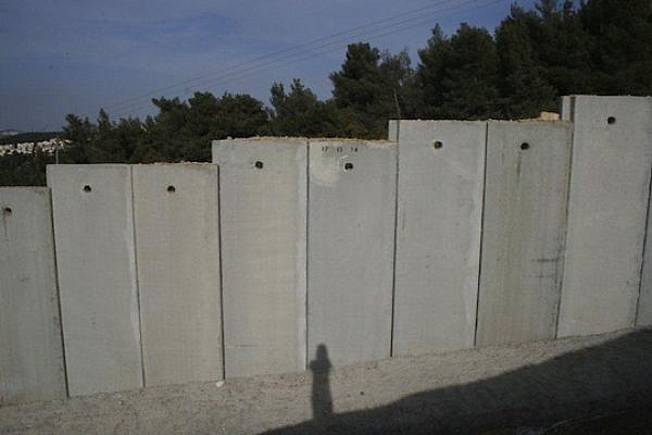 The separation wall in Walajah (Photo: Haggai Matar)