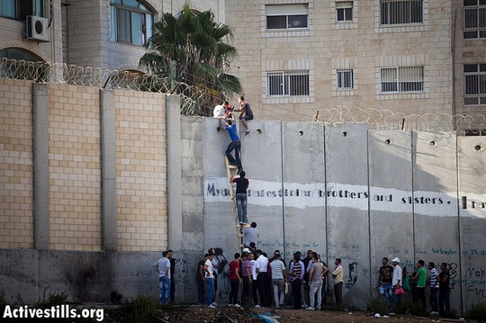 Photos: 'Ramadan kareem' at Jerusalem checkpoints?