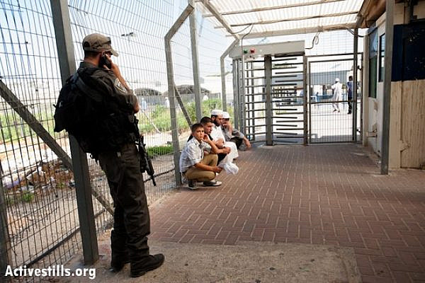 Israeli border police detain Palestinian men and boys at the Bethlehem checkpoint on the last Friday of Ramadan, August 17, 2012. (photo: RRB/Activestills.org)