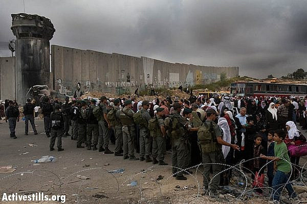 Palestinians waiting to cross Qalandiya (activestills)