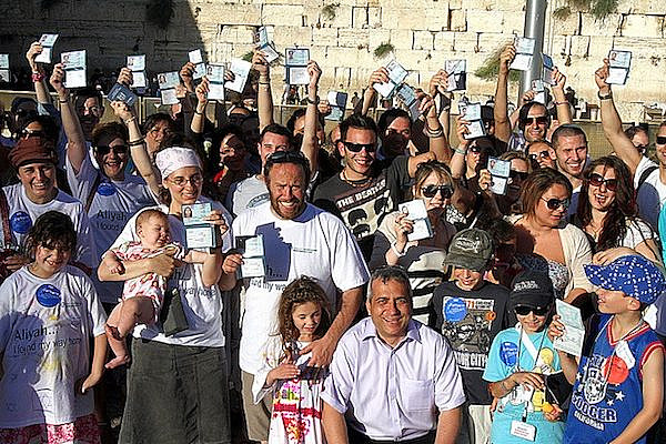 New immigrants at Western Wall getting IDs (Jewish Agency/CC BY ND 2.0)
