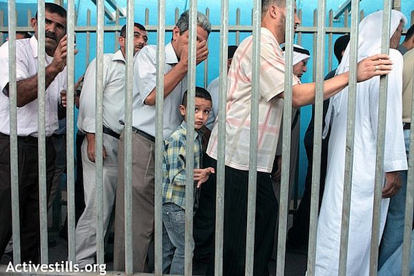 Palestinians in Bethlehem checkpoint trying to attend the Ramadan Friday prayers in the Al-Aqsa Mosque, August 10, 2012 (Activestills)