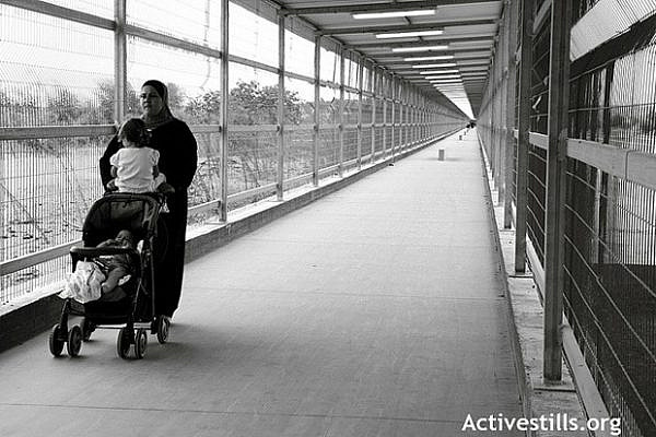 Erez crossing between Gaza and Egypt (AnnePaq/Activestills)