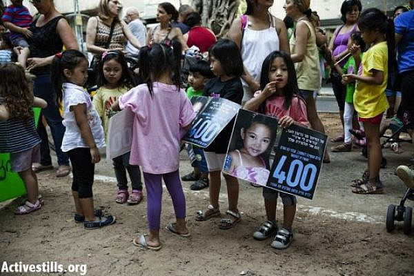 Children of migrant workers protest against deportations in Tel Aviv (Activestills).