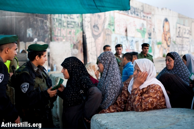 Women on their way to Jerusalem from Ramallah on Ramadan (Oren Ziv / Activestills)