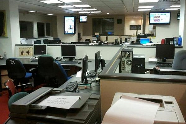 Empty news desk at Haaretz, October 3rd 2012. Journalists have declared a general strike on the paper and all the group's internet sites, in protest of the planned layoff of 20 percent of them