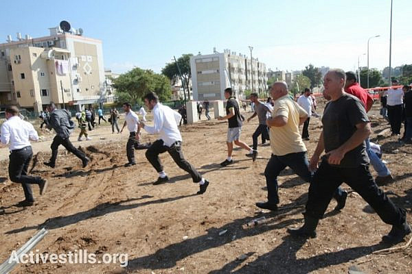 Israeli civilians run to take cover during a rocket attack from the Gaza Strip on November 15, 2012 in the south city of kiryat malachi, Israel. (photo by: Yotam Ronen/Activestills.org)