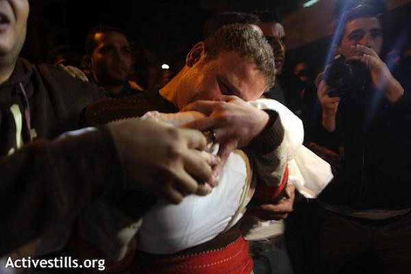 Omar Jihad Mashrawi holding his one-year-old son, who died from his injuries following an Israeli air strike, Shifa Hospital, Gaza City. (photo: Anne Paq / Activestills)