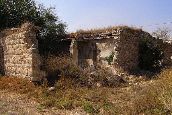Remains of the Palestinian village of 'Ajjur, northwest of Hebron. (photo: flicker / gnuckx CC BY 2.0)