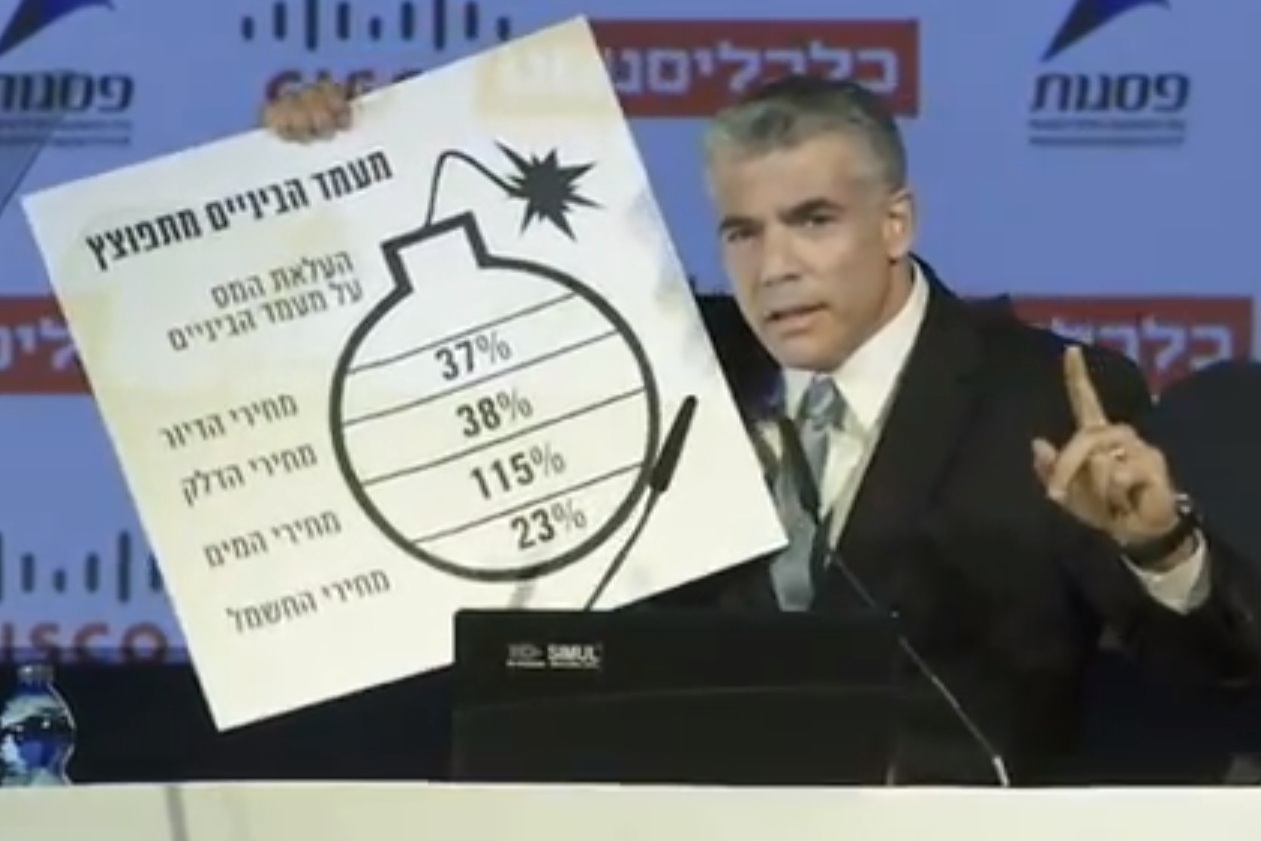 PHOTO: Yair Lapid uses Netanyahu's 'UN-Acme-bomb' at economic conference