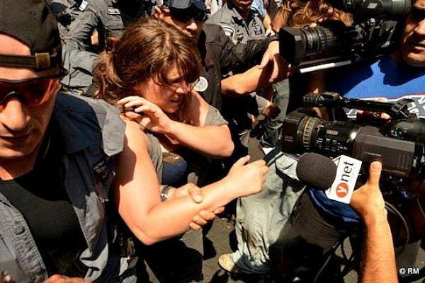 J14 leader Daphni Leef arrested during a protest in Rothschild Ave., Tel Aviv, 22.6.2012 (photo (c): Rafi Michaeli / Megaphone)