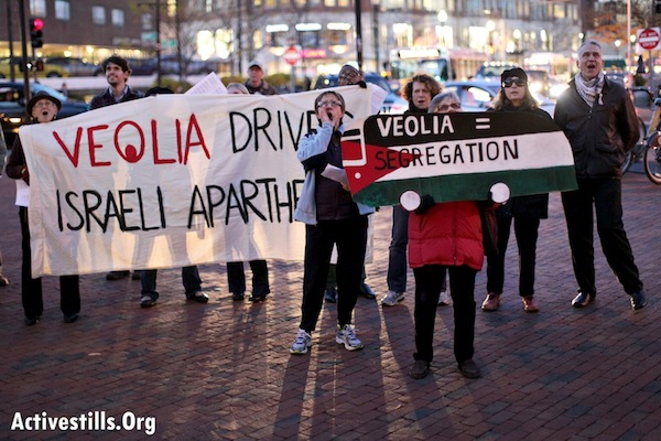 JVP Boston activists protest the Veolia transportation company for operating bus lines serving settlements in the West Bank. November 14, 2012. (Tess Scheflan/ Activestills.org)