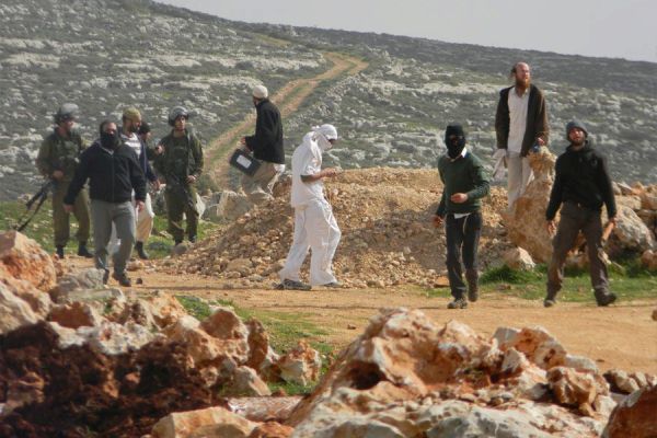 Settlers attack Palestinians in Qusra as IDF soldiers stand by (photo Sa'ad Al-Wadi)