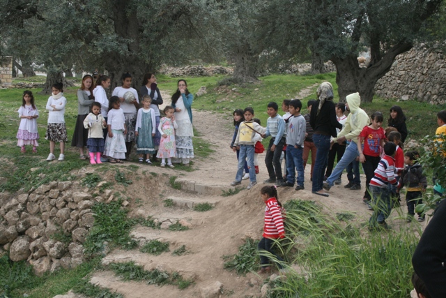 No communication. Settlers on left, Palestinians on right (Haggai Matar)