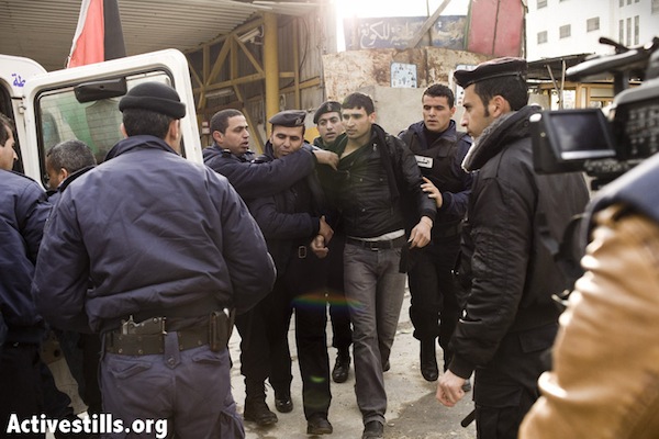 Palestinian Authority police make an arrest in Hebron [illustrative photo], December 14, 2012. (JC/Activestills.org)