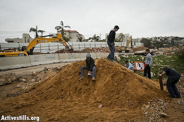 Beit Safafa residents at construction site of Highway 4 (YotamRonen/Activestills)