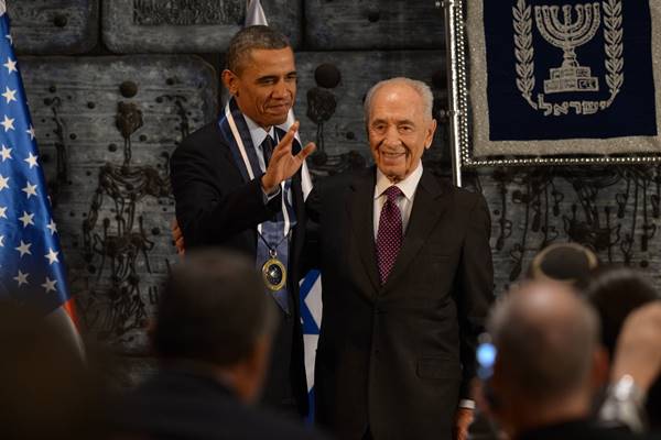 President Obama receiving a medal from president Peres during his visit in Jerusalem (photo: Mark Neyman / GPO)