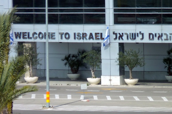 'Welcome to Israel' sign at Ben-Gurion Airport (Grauesel / CC)