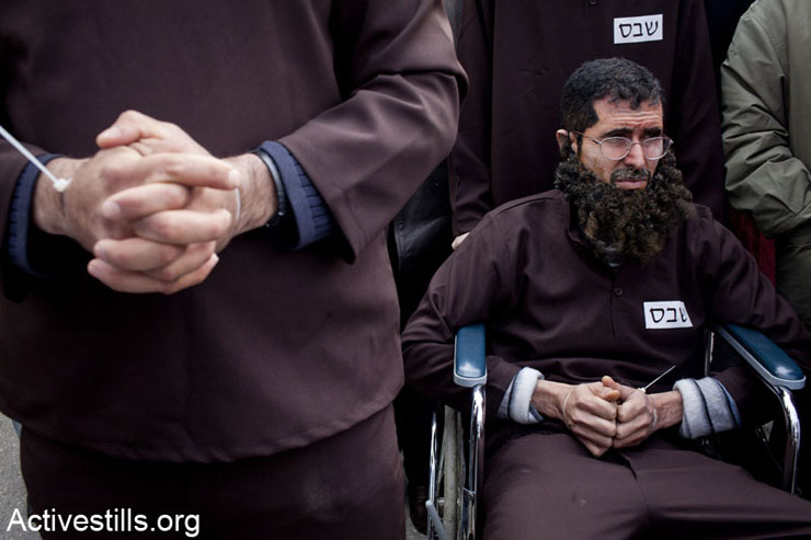 PHOTOS: Street exhibition confronts Israelis on Palestinian Prisoners' Day