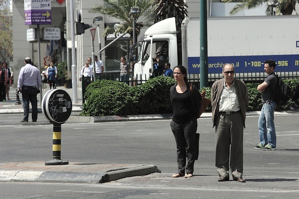 Israelis stand at attention during siren for Holocaust Memorial Day (Photo: Yossi Gurvitz)