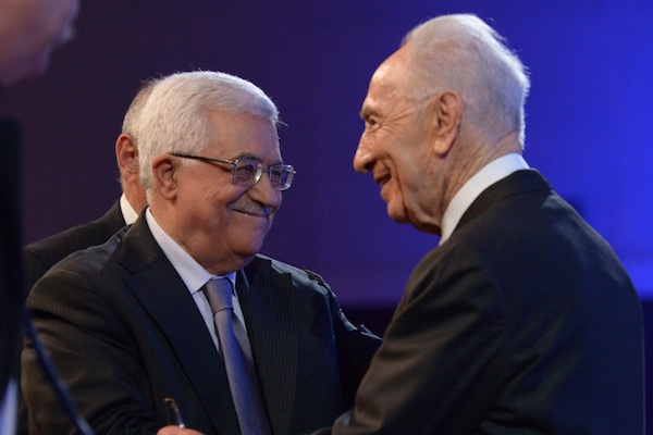 Mahmoud Abbas and Shimon Peres in Jordan, May 26, 2013 (Mark Neiman / GPO)