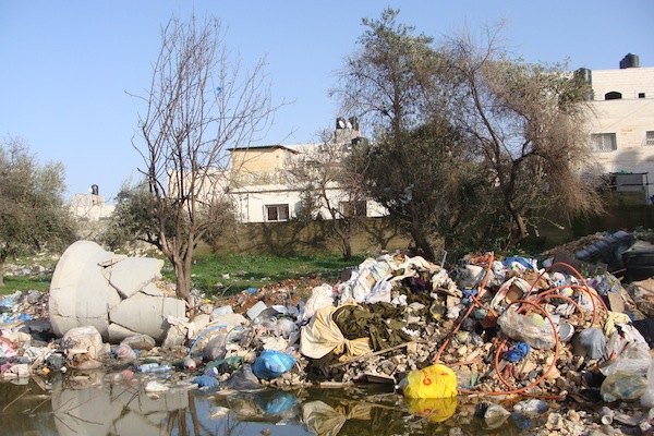 Garbage piles up in the Kufr Aqab neighborhood of East Jerusalem (Photo: Mya Guarnieri)