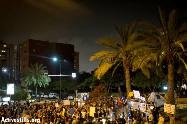 Demonstration outside home of Lapid, Thursday night (Oren Ziv / Activestills)