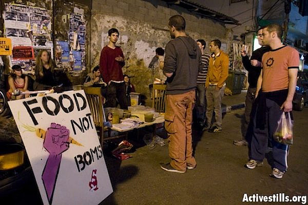 'Food not bombs' action in south Tel Aviv, March 6, 2008 (Photo: Oren Ziv/Activestills.org)