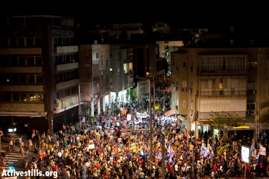 Thousands on the streets of Tel Aviv last night (Oren Ziv / Activestills)
