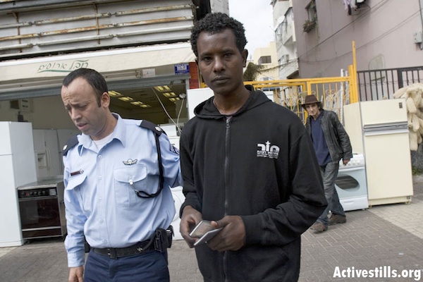 Immigration police arresting an Eritrean refugee, Tel Aviv, Israel, 2/3/2008 (Oren Ziv/Activestills.org)