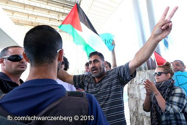 Palestinian protesters attempt to pass through a checkpoint in Bethlehem, June 22, 2013, (Photo: Haim Schwarczenberg)