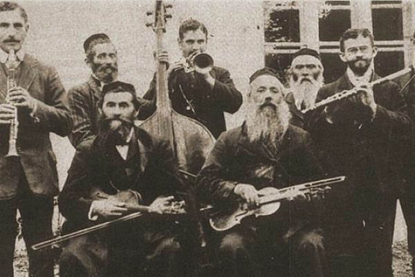 An undated photo of Ukrainian Hasidim playing classical instruments. (photo: Wikicommons)