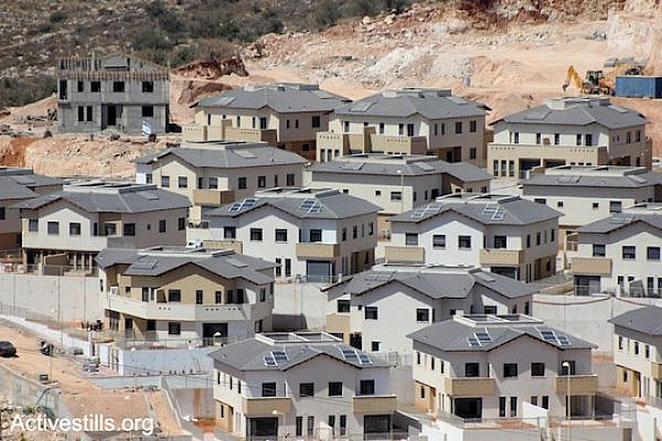 Construction of illegal settlement units at 'Elkana,' on the lands of the West Bank village of Masha, near Salfit, July 06, 2013. (Photo: Ahmad Al-Bazz/Activestills.org)