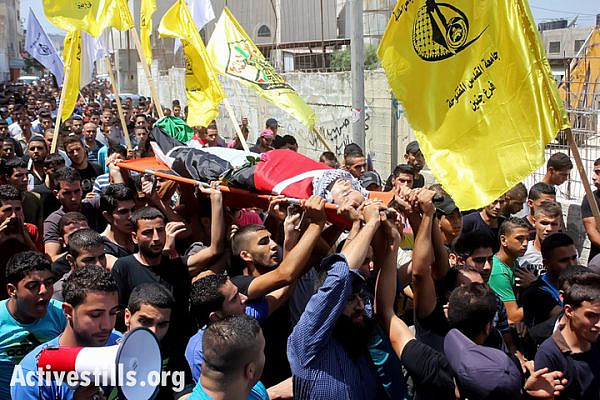 Funeral of Majd Lahlouh who was killed by Israeli forces during a dawn military raid in Jenin refugee camp, August 20, 2013. (Photo by: Ahmad Al-Bazz/Activestills.org)