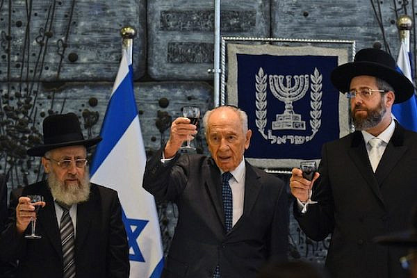 President Shimon Peres toasts to newly-elected Ashkenazi Rabbi David Lau and newly-elected Sephardi Rabbi Yitzhak Yosef. (photo: Kobi Gideon/GPO)