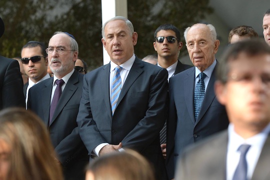 PM Netanyahu, with President Peres and Supreme Court President Grunis (L) at the official Rabin memorial, Mount Herzl, October 16, 2013. (Photo: GPO/Mark Neyman)