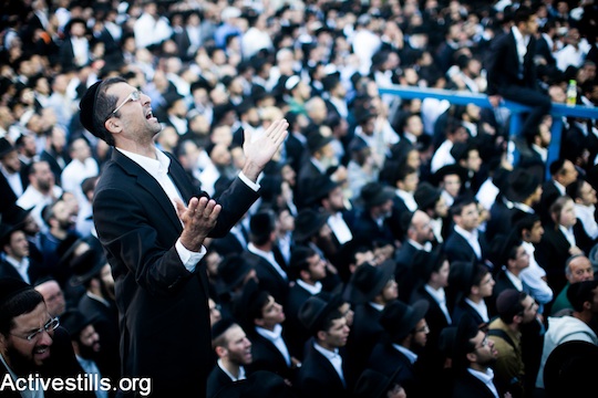 Mourners wail at the funeral of Rabbi Ovadia Yosef, October 7, 2013 (Photo: Yotam Ronen/Activestills.org)