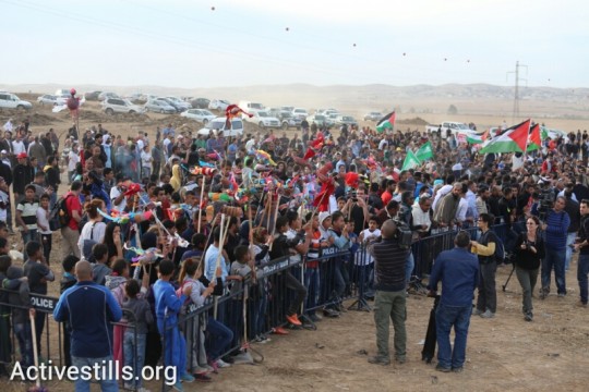 Protesters outside the village of Hura in the Negev, protesting against the Prawer Plan, November 30, 2013. The Prawer Plan, if implemented, will displace tens of thousands of Bedouin citizens of Israel. (Photo: Activestills.org)