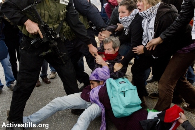 Activists blocking army jeeps were forcefully evicted (Activestills)
