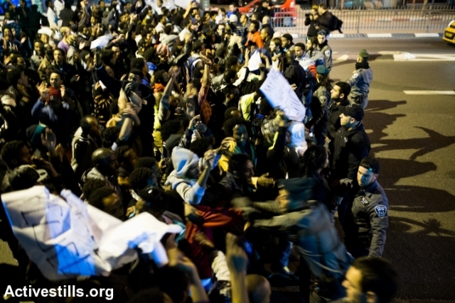 Police attempting to stop asylum seekers' march in Tel Aviv, Saturday (Yotam Ronen / Activestills)