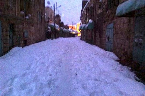 Shuhada Street in Hebron under snow, Dec 14, 2013 (Photo: Issa Amro)