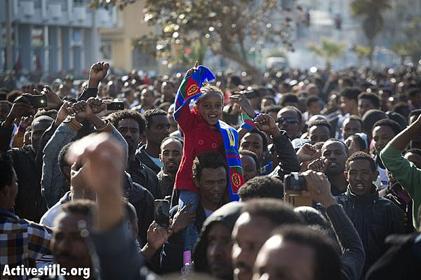 Around 3000 African refugees and supporters protest outside the embassy of the US, calling to support their struggle against Israel's asylum policies, Tel Aviv, Israel. January 6, 2014. (Activestills.org)