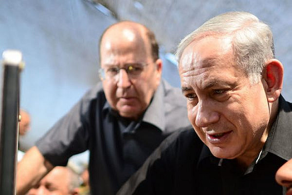Defense Minister Moshe Ya'alon looks over Prime Minister Benjamin Netanyahu's shoulder at a military exercise, (Photo by Kobi Gideon / GPO)