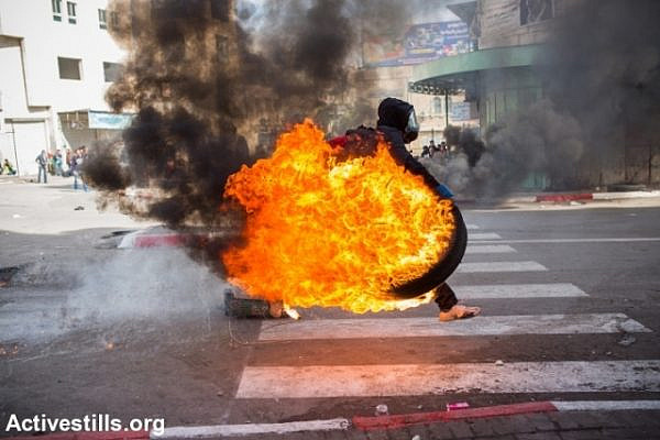 At the end, several youths started burning tires (Yotam Ronen / Activestills)