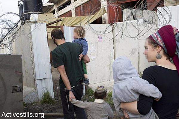 Jewish settler families move into the 'House of Contention' in Hebron, April 13, 2014 (Photo by Keren Manor/Activestills.org)