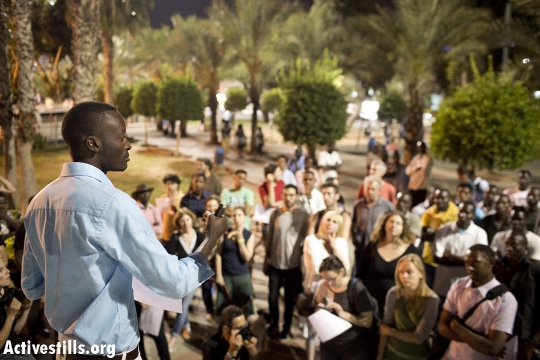African asylum seeker protest leader Mutasim Ali speaks at his support event in Levinsky Park. (photo: Oren ZIv/Activestills.org)