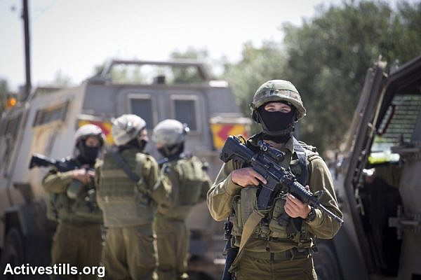 Israeli soldiers raid the city of Halhul, near Hebron. (photo: Activestills)