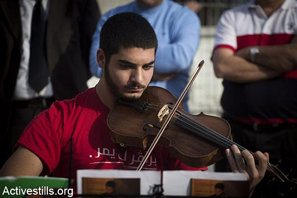 Druze conscientious object Omar Sa'ad performs outside the Tiberias induction base. (photo: Activestills)