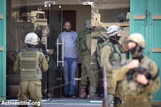Israeli soldiers in the West Bank city of Hebron take part in the search operation for three kidnapped Israeli teenagers, June 18, 2014. (Photo by Oren Ziv/Activestills.org)