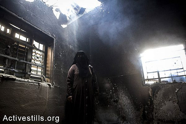 Damages can been seen inside the burned home of Fares Abu Teir following Israeli attacks on Abasan village, East of Khan Yunis, July 27, 2014. During the ceasefire on 26 July, many Palestinians went back to Abasan to inspect the damages together with medics who attempted to rescue injured or collect bodies.  Israeli attacks have killed more than 1,000 Palestinians and injured around 5,000 in the current offensive.